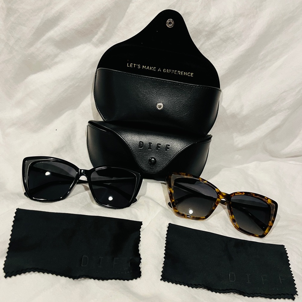 SET OF DIFF EYEWEAR